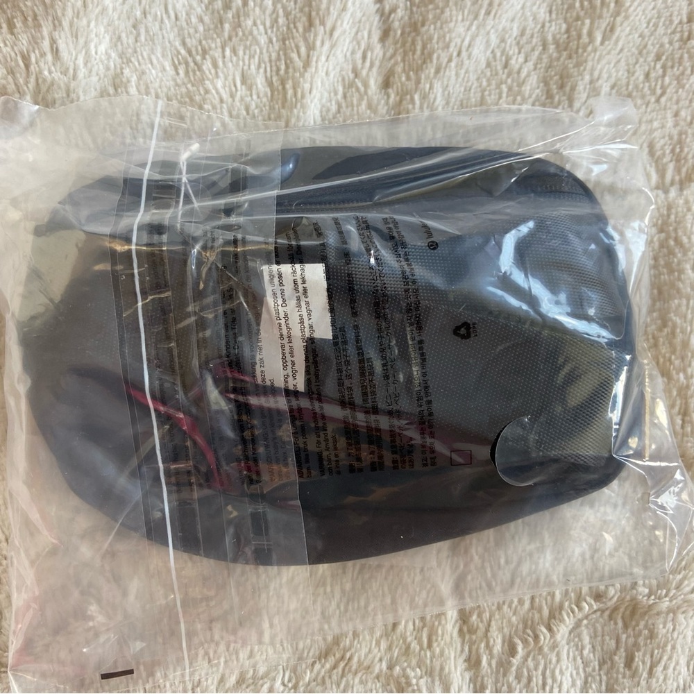 NWT Black/Gold Lululemon Everywhere Belt Bag - Picture 2 of 4